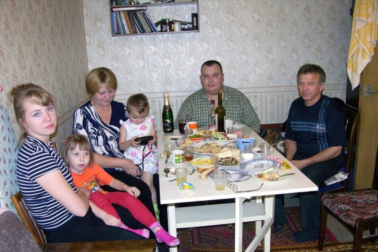 Тётя Рая с дочерью Людой вместе с отцом заезжали к Диме и Ане