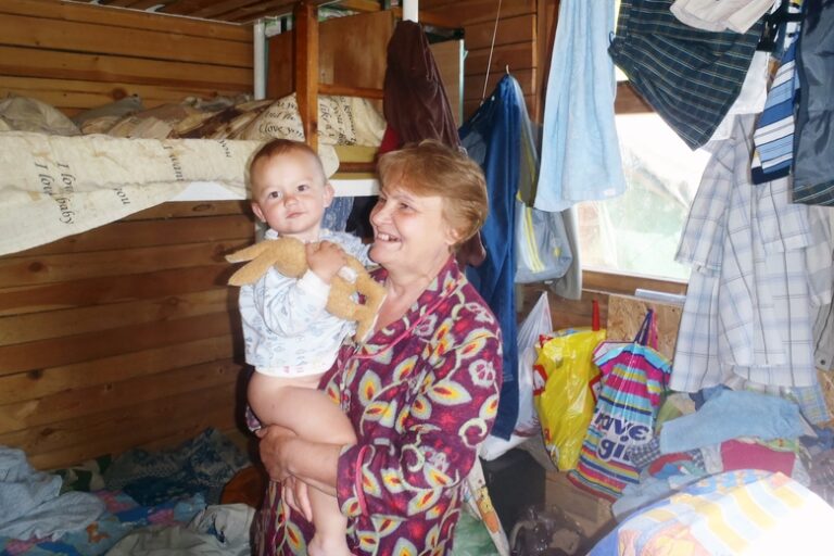 Мама нянчит своего внука Льва