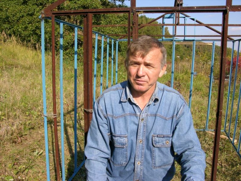 Отец впервые на нашей даче под Москвой