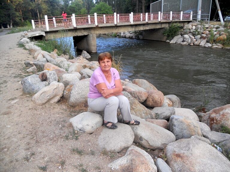 Мама в Таласе летом 2013